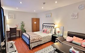 Mainfloor Spacious Room In Toronto