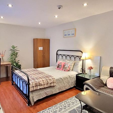 Mainfloor Spacious Room In Toronto Exterior photo