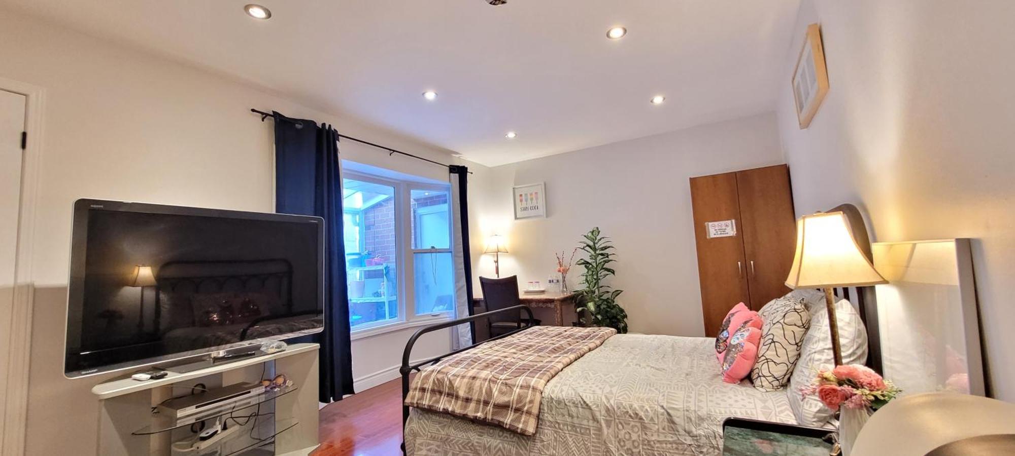 Mainfloor Spacious Room In Toronto Exterior photo
