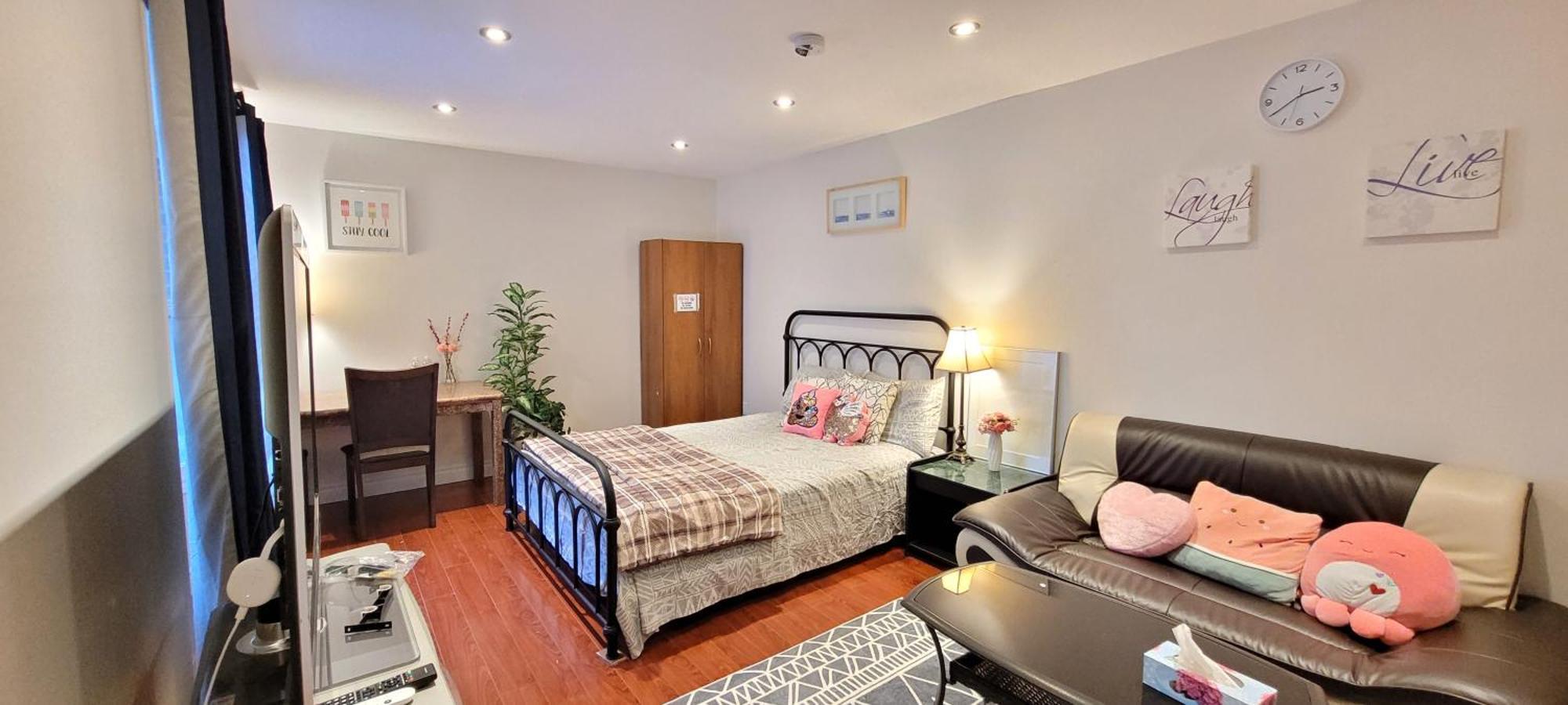 Mainfloor Spacious Room In Toronto Exterior photo